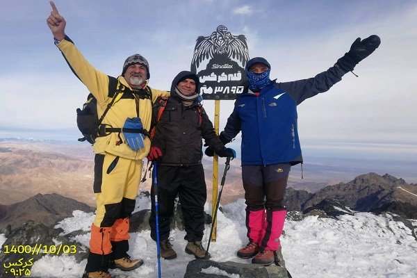 صعود زمستانی یک تیم سه نفره کاشانی به قله کرکس