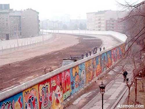گرافیتی بر دیوار برلین