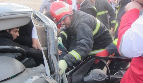 نجات سرنشن گرفتار در خودرو